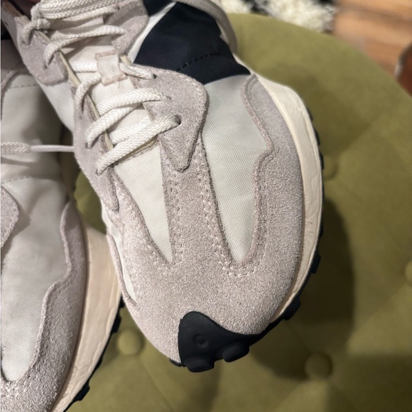 New Balance 327 White and Black Womens Sneakers - Picture 5 of 7